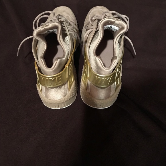 Nike - Picture 2 of 4